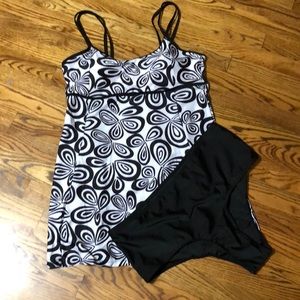 Cute plus size swimsuit. Size 4X but fits like 3X.